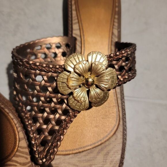 Grendene Womens Brown Flower Comfort Slip On Flat Thong Sandal Size US 7 - Picture 2 of 8